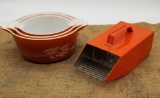 NESTING COLLECTIBLE PYREX AND METAL GRAIN SCOOP