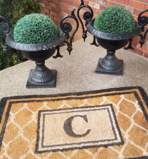 PAIR OF PLANTERS AND ENTRY RUG