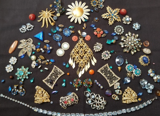 COLLECTION OF COSTUME JEWELRY AND PIECES