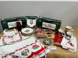 1999 Hallmark Home Collection Christmas Holly