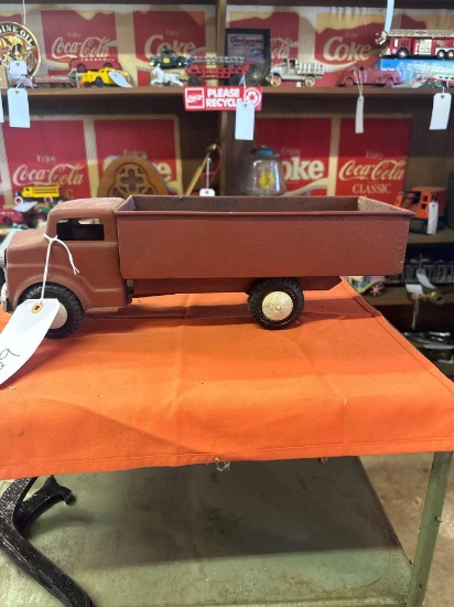 Metal dump truck toy