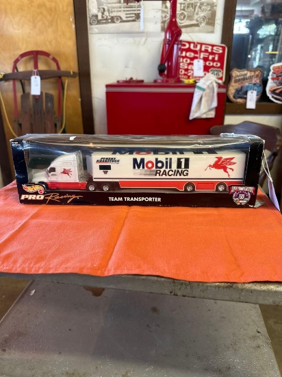 Hot Wheels Mobil 1 racing truck