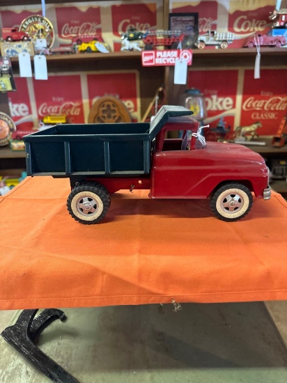Tonka metal dump truck toy