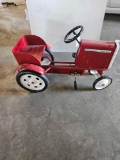 Pedal tractor