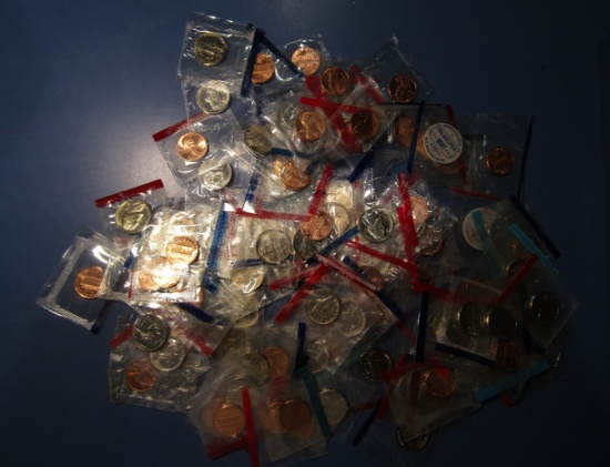 LOT OF APPROX. 100 MINT STATE COINS FROM MINT SETS GEM BU (100 COINS)