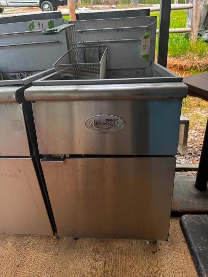 Avantco FF518N Natural Gas 50 lb. Stainless Steel Floor Fryer