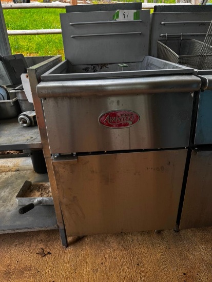 Avantco FF518N Natural Gas 50 lb. Stainless Steel Floor Fryer