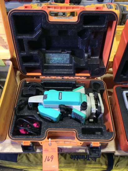 Nikon NPL-352 electronic total station with case