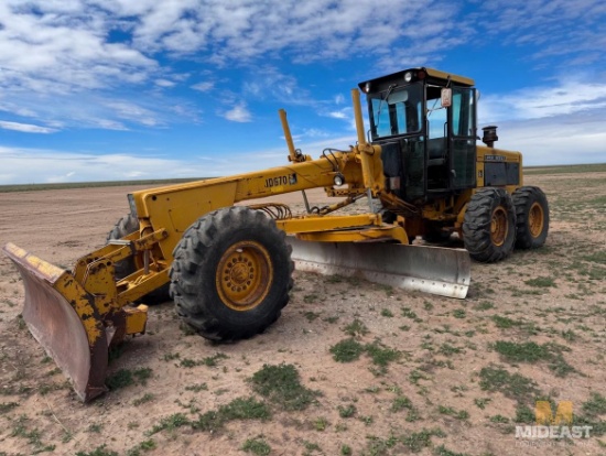 John Deere JD670 Motor Grader Enclosed Cab, Front Blade & Scarifier