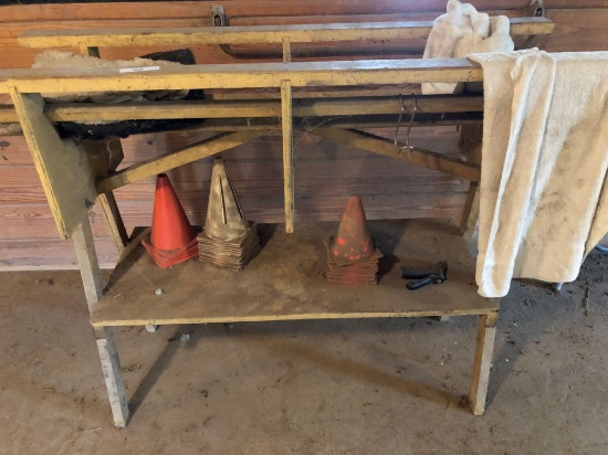 Saddle cleaning rack, mini plastic cones