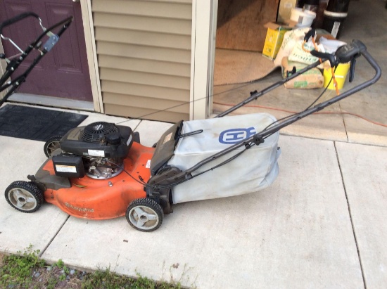 Husqvarna HU 700 L self-propelled lawn mower with bagger