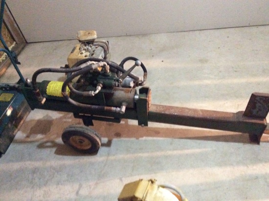 Wood splitter with Briggs & Stratton 5 HP engine