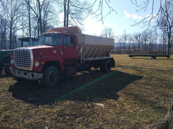 Ford 800 LP GAS With Stainless Stoltzfus Chicken Litter Bed, Runs Good, Just off the Farm