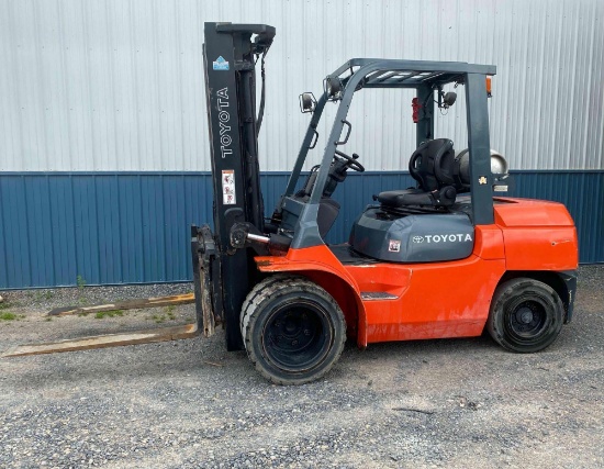 Toyota 7FGKU40 8200 LBS forklift