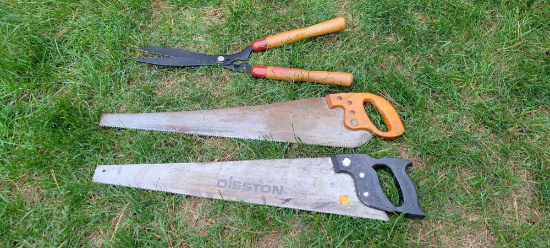 2 hand saws and pruner