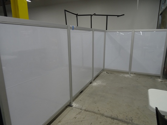 L-shaped Plexi Wall