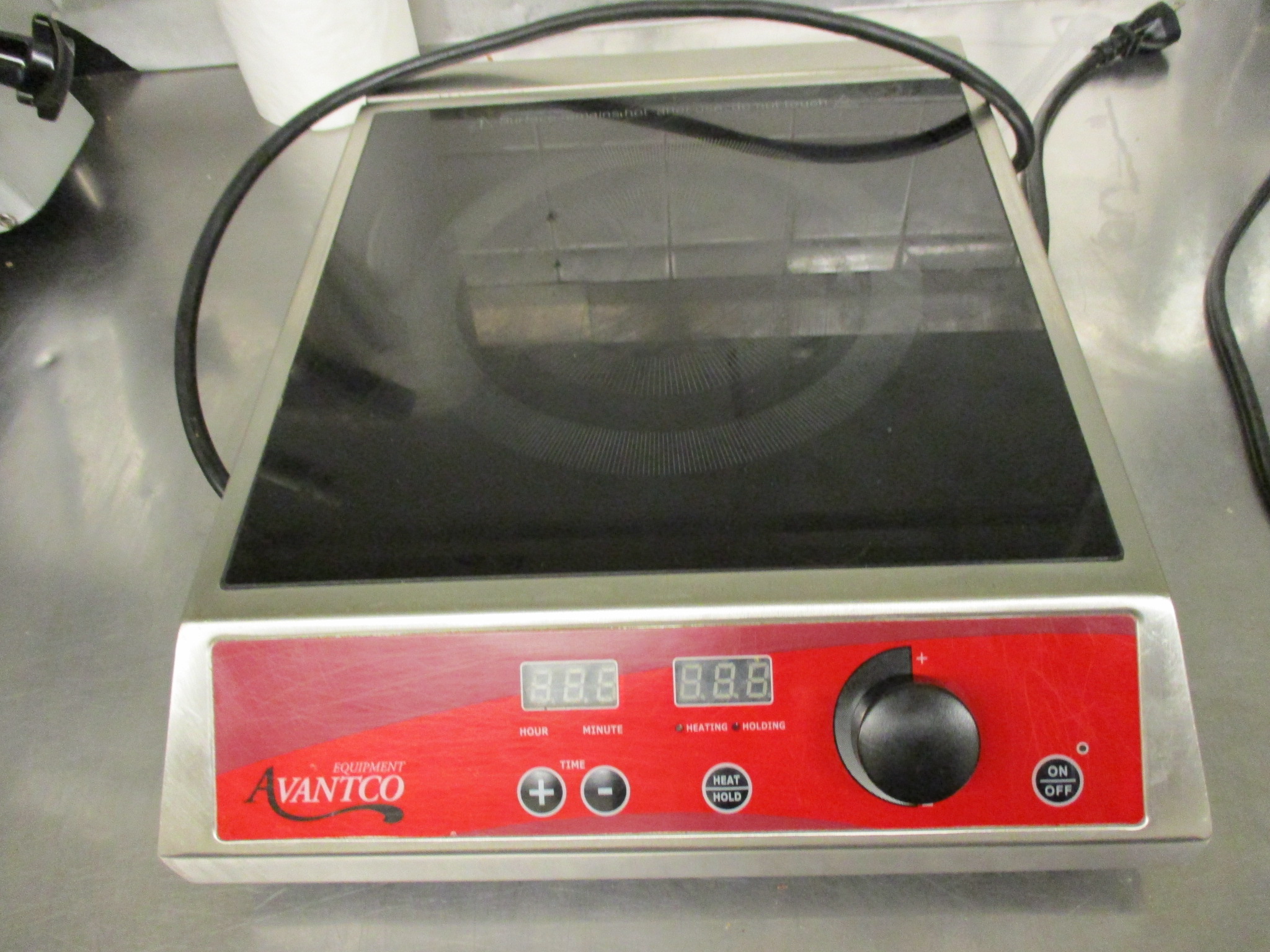 Avantco IC18DB Double Countertop Induction Range / Cooker - 120V