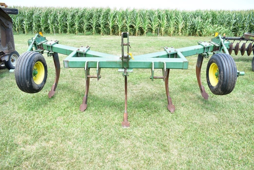 Jd 915 5 Shank V Ripper Farm Machinery Implements Tillage Equipment Rippers Online Auctions Proxibid