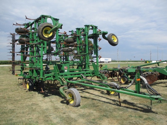 John Deere 2200 Field Cultivator