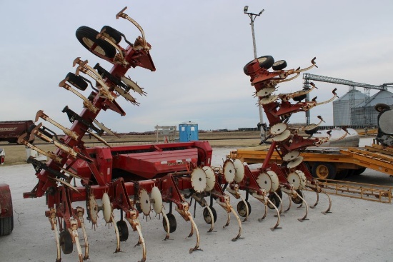 IH 133 (12) Row Cultivator