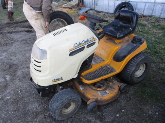 Cub Cadet Mod. LT1042 Hydrostat Lawn Mower