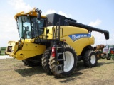 2014 New Holland CR8090 Combine