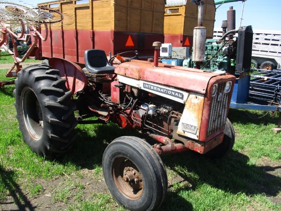 IH 504 Tractor