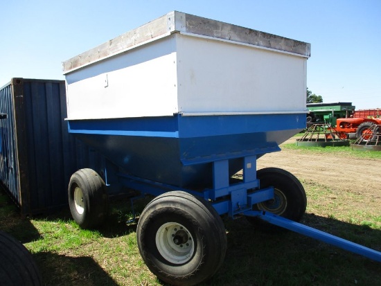 DMI 400 bu Gravity Wagon