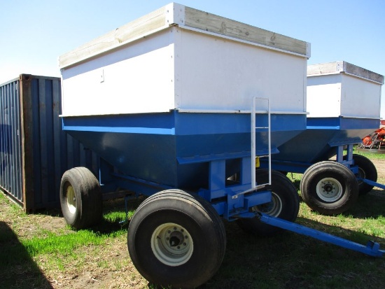 DMI 400 bu Gravity Wagon