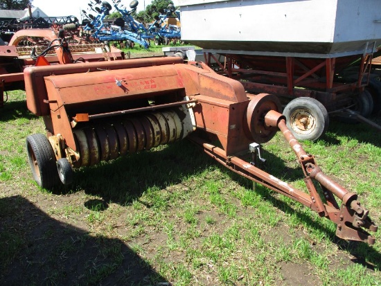 New Holland Hayliner 68 Baler