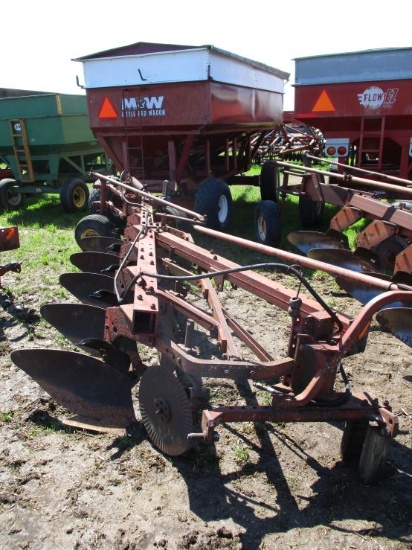 International 700 5 Bottom Plow