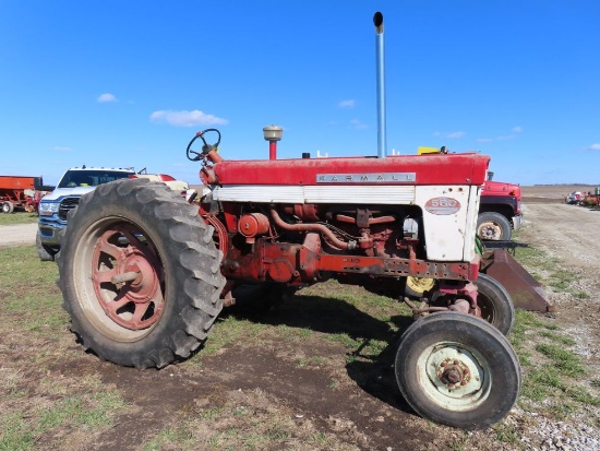 IH Farmall 560 Tractor