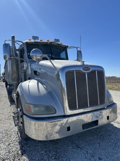 2012 Peterbilt 578 Semi Truck
