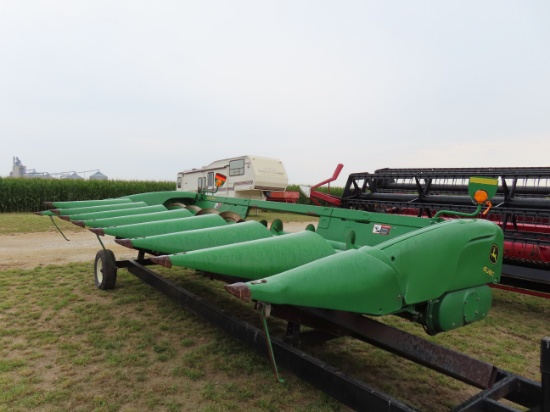 John Deere 608C Corn Head