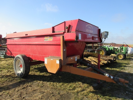 Kelly Ryan Feed-R-Wagon