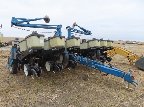 Kinze 2200 Econofold 12 Row Planter