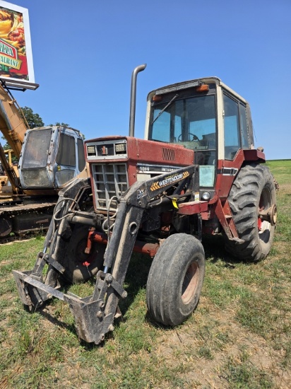 International 1086 Loader Tractor