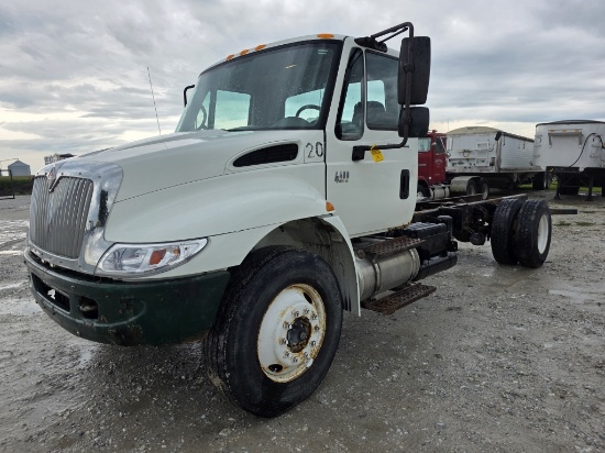 2000 International 4400 SBA Straight Truck