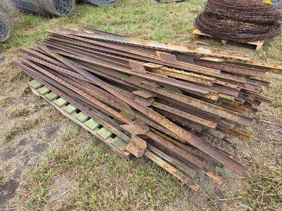 Pallet Of Approximately 100 T-Posts