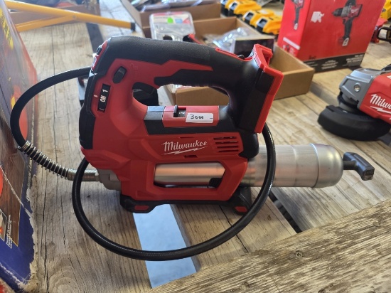Milwaukee M18 Grease Gun
