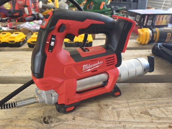 Milwaukee M18 Grease Gun