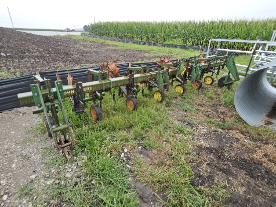 John Deere 825 6-Row Cultivator