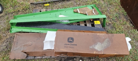 John Deere Center-Closing Auger Shield