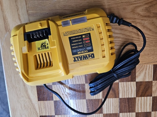 DEWALT 20V MAX / 60V MAX FLEXVOLT 8 Amp Fast Charger (Model DCB118)