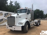 2007 KENWORTH T800 VIN: 1XKDDU9X57J174703 TANDEM AXLE DAY CAB TRUCK TRACTOR