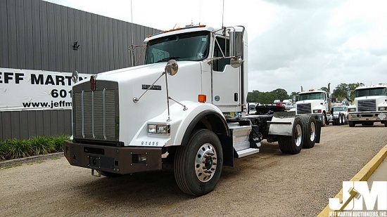 2014 KENWORTH T800 VIN: 1XKDD79X1EJ369647 TANDEM AXLE DAY CAB TRUCK TRACTOR