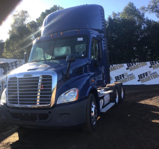 2015 FREIGHTLINER CASCADIA VIN: 1FUJGBDV0FLFM6611 TANDEM AXLE DAY CAB TRUCK TRACTOR