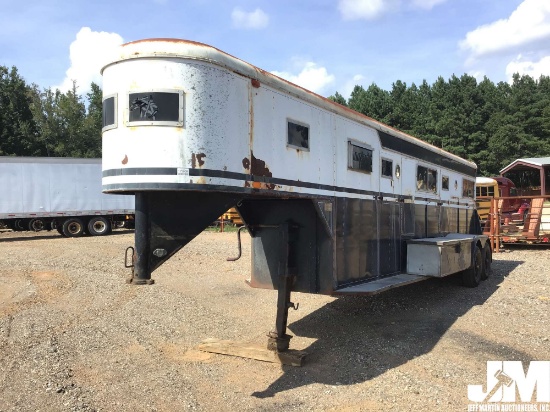 MCQUERRY VIN: 0826223 TANDEM AXLE 2 IN-LINE HORSE TRAILER