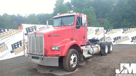 2003 KENWORTH T800 VIN: 1XKDDB9X13J388165 TANDEM AXLE DAY CAB TRUCK TRACTOR