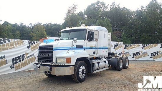 2001 MACK CH613 VIN: 1M1AA18YX1W133011 TANDEM AXLE TRUCK TRACTOR